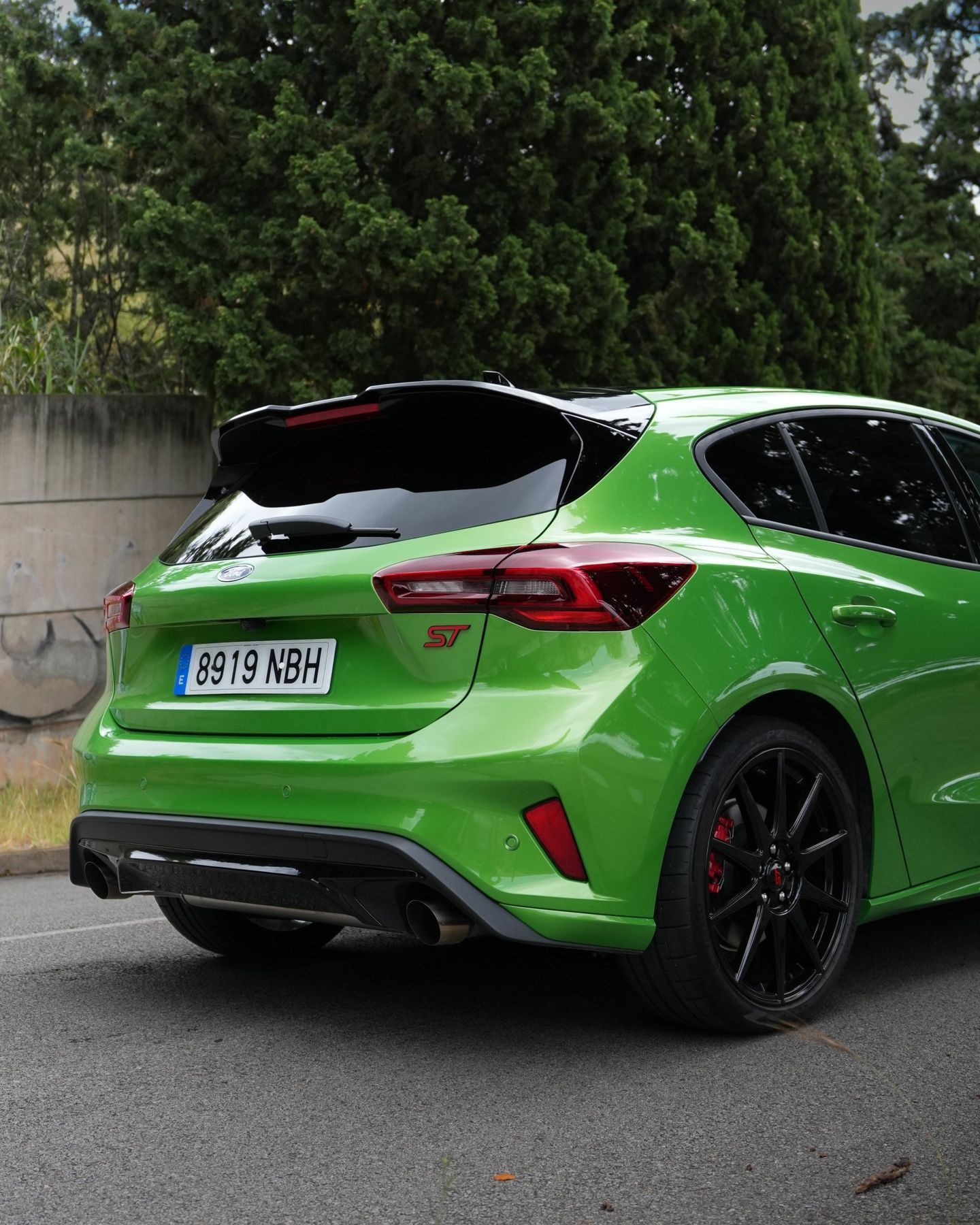 Ford Focus ST verde desde atrás