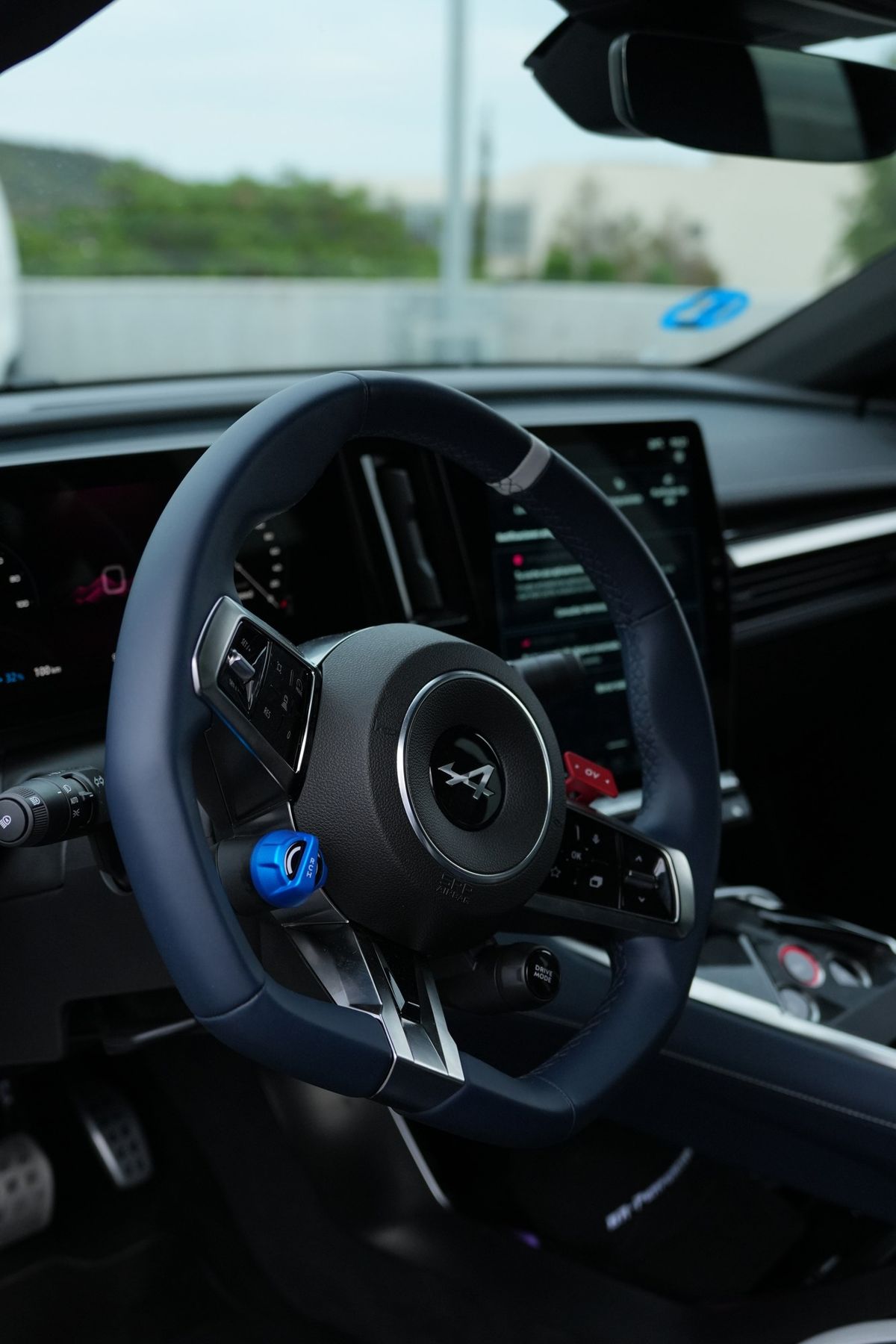 Volante e interior del Alpine A390