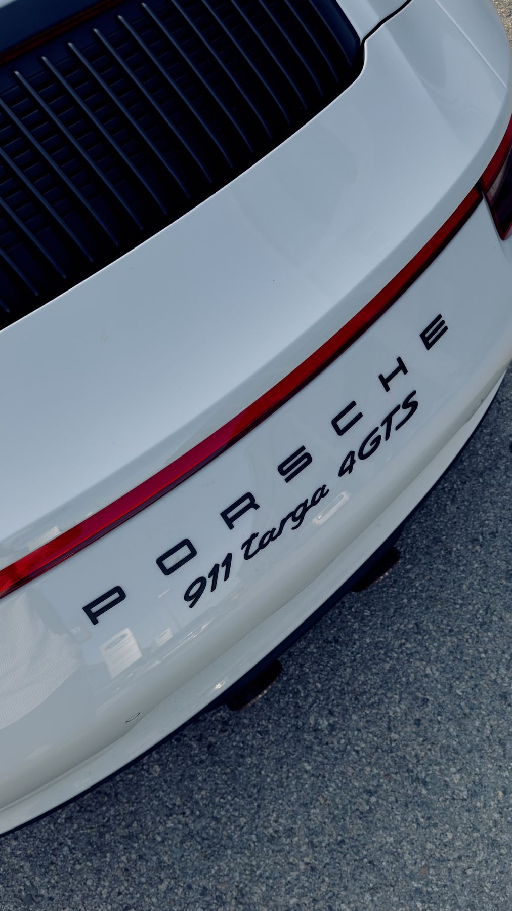 Trasera del Porsche 911 Targa 4 GTS blanco