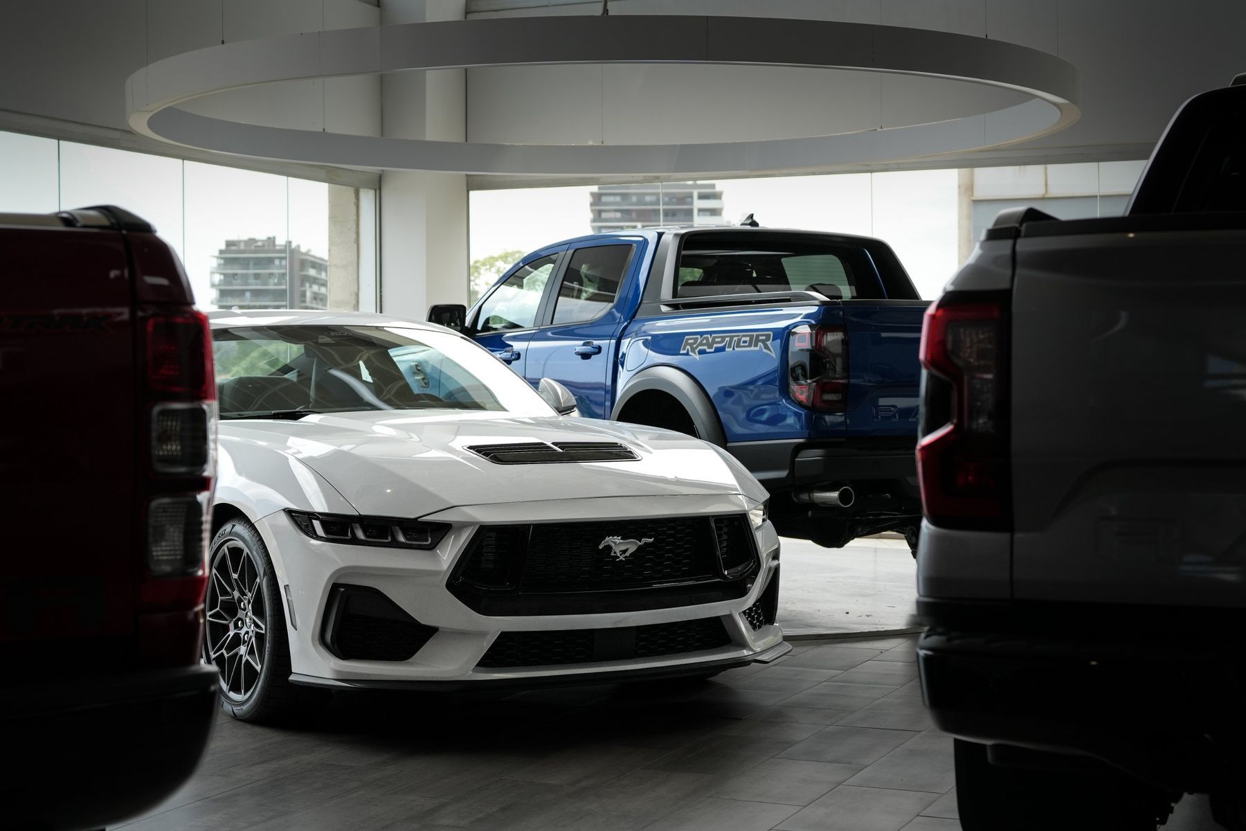 Ford Mustang y Ranger Raptor en concesionario