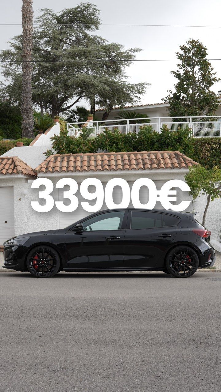 Ford Focus ST negro de perfil con su precio, portada de la review