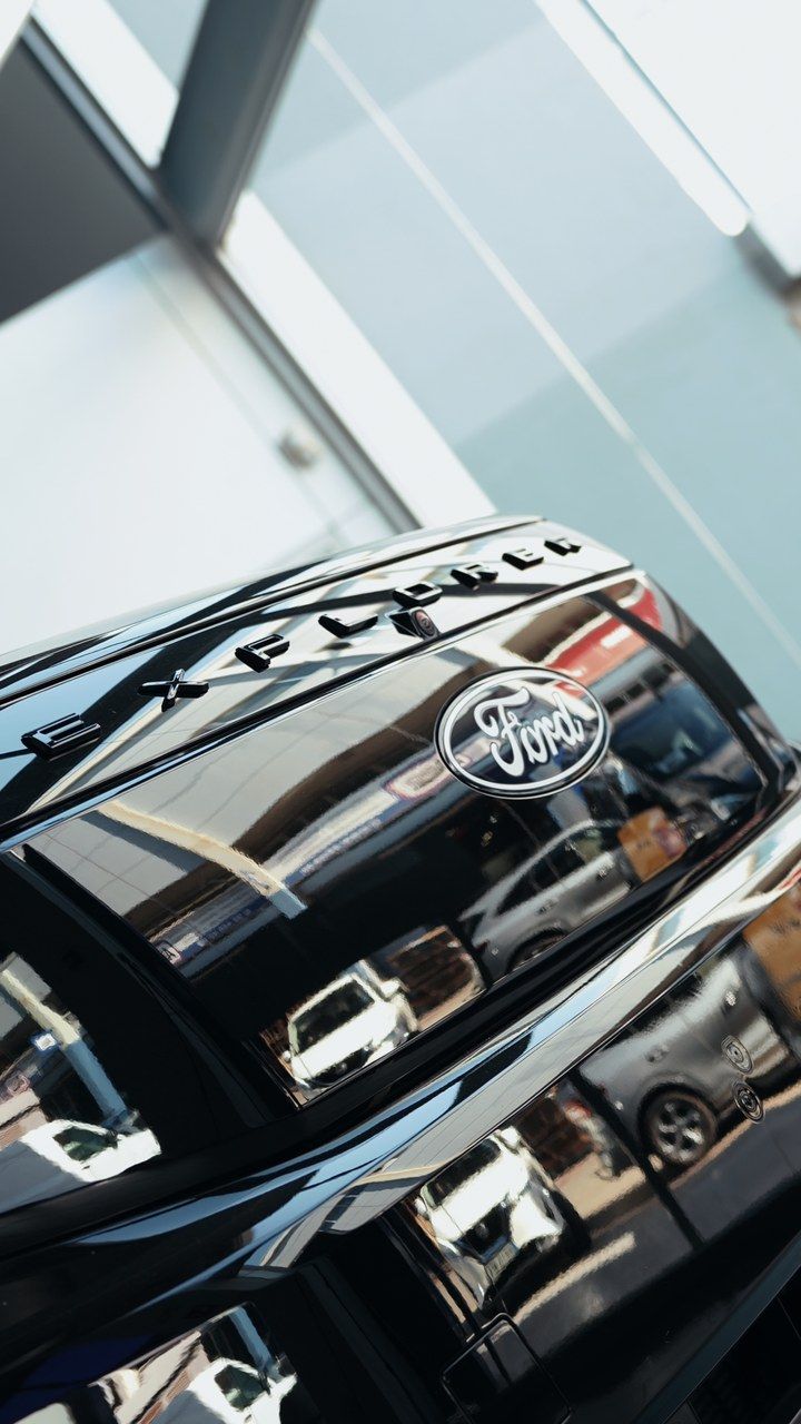 Detalle del capó del Ford Explorer negro, portada del speed ramp